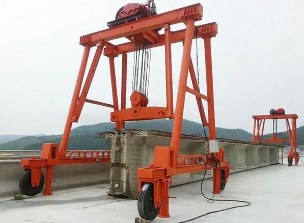 燃油型和电动型轮胎吊的适用场景、使用成本有何差异