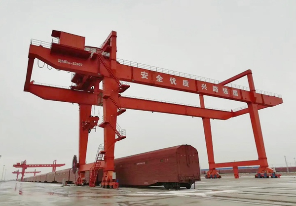 40.5 吨轨道式集装箱起重机的防摇摆系统工作原理是什么