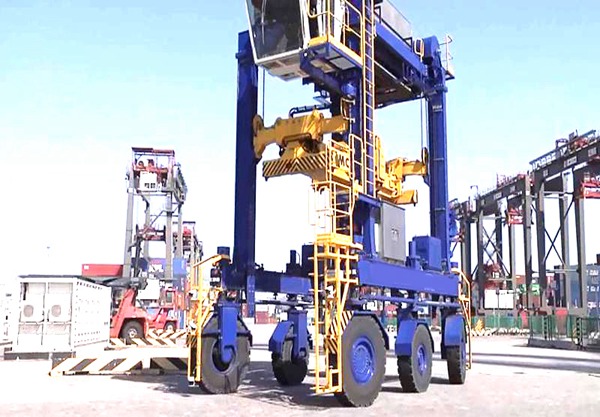 电动跨运车的电池维护、充电设施配置有哪些特殊要求