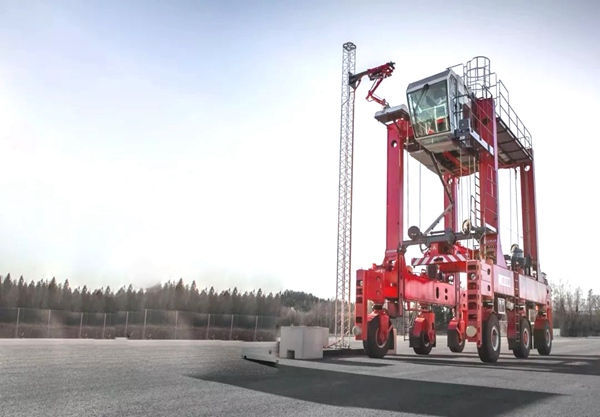 浙江湖州厂家35吨跨运车到底能运什么集装箱 